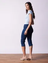 Jegging capri de algodón marca Erika, color azul denim. Delantera con bolsillos simulados y trasera con bolsillos aplicados.