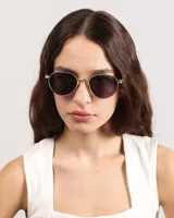 Lentes de sol con montura dorada y cristales negros ovalados.
