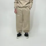 Pantalón de jogging gris, corte oversize, confeccionado en felpa suave con elástico en la cintura y puños.