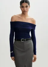 Camiseta azul marino de hombros descubiertos, con cuello escotado, diseño off-shoulder, detalles fruncidos, tejido punto circular, diseño entallado y manga larga.