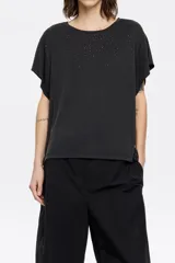Camiseta negra de viscosa con corte recto, cuello redondo, manga corta recta y detalles de strass en hombros, delantero y espalda.