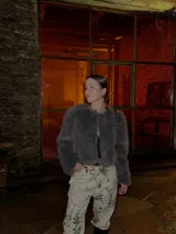Campera corta gris de piel sintética con forro.