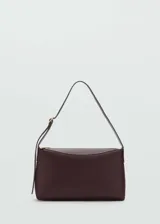Bolso tipo baguette color borgoña, de efecto piel, con asa ajustable y cierre de cremallera superior.