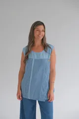 Musculosa celeste con estampado de rayas verticales en azul, cuello redondo y corte holgado.