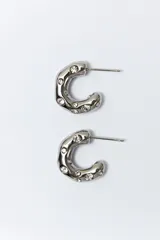 Aros de acero plateado con forma de media luna y strasses incrustados.