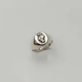 Anillo de plata 925 con diseño grabado, de 3mm de ancho y mesa de 10x14mm.