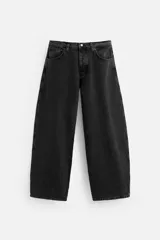 Pantalón de jean negro de corte amplio, estilo balloon fit, con cinco bolsillos, efecto lavado y cierre frontal con botones.