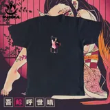 Remera negra con estampado de Nezuko Kamado del anime Demon Slayer. Incluye imágenes de Nezuko en diferentes etapas de la serie, así como texto con su nombre y descripción de sus poderes.