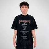 Remera negra con efecto gastado, corte holgado y estampa frontal con texto y logo de la marca Believable en color rojo.