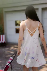 Vestido corto con estampado de cerezas, copas de martini, constelaciones y dados. Tiene breteles finos y espalda con tiras cruzadas.