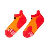 Medias deportivas Diadora T2 L. naranjas con detalles en rojo y diseño geométrico en blanco.