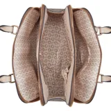 Bolso satchel Guess Delphina con estampado de logos "G" en marrón y detalles en beige. Tiene doble asa de mano, correa bandolera ajustable y extraíble, cierre superior con cremallera, bolsillo frontal y trasero, y herrajes dorados.