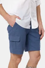 Bermuda color beige de corte recto, con bolsillos cargo laterales y confeccionada en lino.