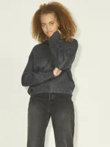 Sweater gris de punto con cuello redondo y mangas largas.
