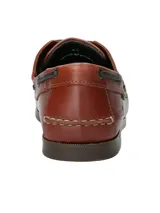 Zapato náutico de cuero marrón con cordones negros, suela de goma y detalle de logo de pato bordado en el lateral.