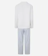 Pijama largo de sherpa color blanco, compuesto por un buzo de cuello redondo y mangas largas con estampa de una carita sonriente y un pantalón con estampa de lunares.