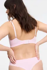 Top color piel, de microfibra seamless con dibujo de trenza, sin aro ni copa, con breteles regulables y cierre de tres posiciones en la espalda.