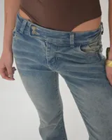 Pantalón de jean Diesel de tiro bajo y corte acampanado, color celeste con desgaste en los muslos.