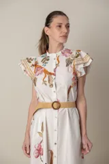 Vestido midi camisero de algodón color natural con estampado de flores, animales y ramas en tonos rojo, marrón, verde y azul. Tiene cuello mao, mangas cortas con volados, bolsillos laterales y cinturón de soga color beige.