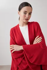 Ruana tejida color rojo con volados.