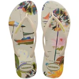 Ojotas Havaianas Slim Summer Bliss con base color crema y estampado de motivos playeros y florales en tonos pastel. Tiras finas color beige con logo de la marca.