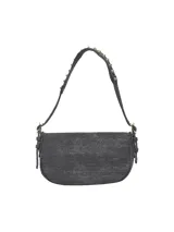 Bolso bandolera de denim gris oscuro con tachuelas doradas, correa ajustable y cierre de cremallera.