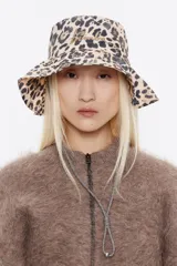 Gorro tipo bucket con estampado animal print de leopardo en tonos beige y negro.