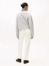 Buzo gris de cuello redondo, confeccionado en modal sostenible y algodón regenerativo, con logo Tommy Hilfiger script bordado en el pecho.