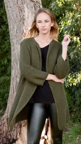 Chaqueta de punto verde militar, de corte holgado y largo midi. Tejido con diseño de panal.