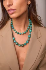 Collar de doble vuelta con cuentas de piedra natural de turquesa africana y separadores de acero.