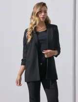 Blazer blanco de crepe, marca Dictionary. Cuello con solapa y abertura central. Delantera con bolsillos. Manga tres cuartos fruncida y forro interno.