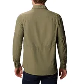 Camisa de manga larga color beige, con cuello abotonado, cierre frontal con botones, dos bolsillos con solapa en el pecho y tecnología Omni-Shade UPF 50 para protección solar y Omni-Wick para absorción de humedad y secado rápido. Mangas enrollables con soportes para lengüetas.