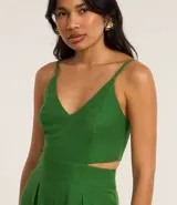 Mono largo color verde con escote en V, breteles finos ajustables, recortes laterales, pantalón palazzo y pliegues delanteros.