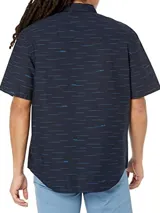 Camisa de hombre de manga corta con botones, color azul marino con estampado de líneas horizontales en azul claro.