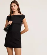 Short pollera negro de bengalina con cintura fija, trabillas, cierre tradicional y frisos.