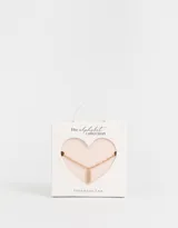 Cadena corta dorada con dije de la letra A cubierto de strass.