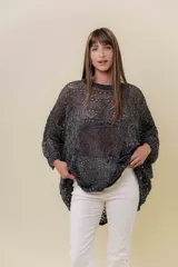 Buzo tejido liviano color bronce/marrón con diseño calado y textura sutilmente brillante. Presenta un calce amplio y mangas amplias, con detalle de tiras entrecruzadas en la espalda.