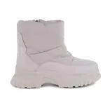 Bota corta negra de caña media, con plataforma track y exterior acolchado.