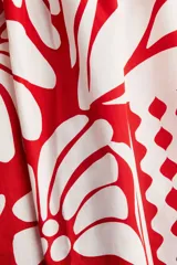 Pollera larga de popelina de algodón con estampado floral en tonos rojo y blanco. Tiene tiro alto, pretina de doble capa y cierre lateral oculto.