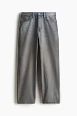 Pantalón de jean azul grisáceo, de corte holgado, con tiro bajo y cinco bolsillos.