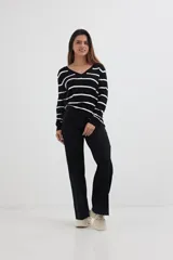 Sweater de punto negro con rayas horizontales blancas y escote en V.