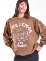 Buzo color beige con estampado de flores y texto en blanco.