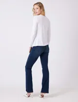 Remera blanca de modal con escote en V entrelazado y abertura tipo ojal, de manga larga.