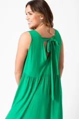 Vestido largo verde esmeralda, sin mangas, con escote en V y falda con volantes.