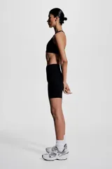 Top deportivo negro de soporte alto, confeccionado en tejido funcional ShapeMove™ y DryMove™. Cuenta con copas forradas con relleno extraíble, breteles anchos ajustables, espalda nadadora de malla y cierre de corchetes.