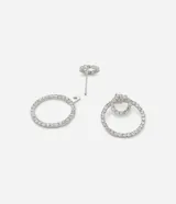 Aros plateados con forma circular y strass incrustados.