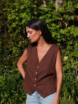 Chaleco color beige claro de lino con botones.