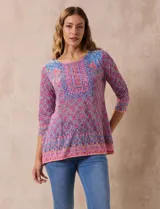 Blusa de modal estampado con cuello redondo y mangas 3/4. Tiene apliques de brillos en el frente.