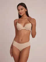 Conjunto de ropa interior negro, compuesto por un corpiño de microfibra con aro y un calzón tipo bikini.