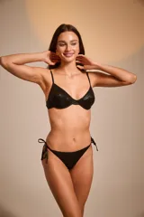 Top de bikini color gris con textura acanalada y breteles finos.